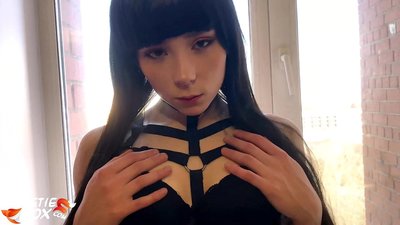 Brunette na-ekpo ọkụ na-eri anụ nke ukwuu na nke enweghị uche maka ego